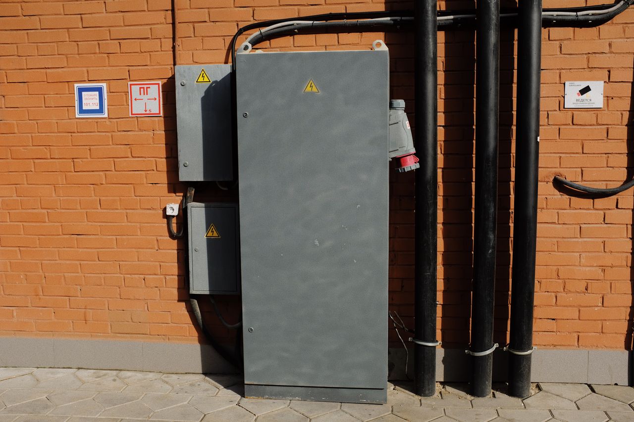 Jakie normy musi spełniać instalacja elektryczna w domu jednorodzinnym w 2025 roku?