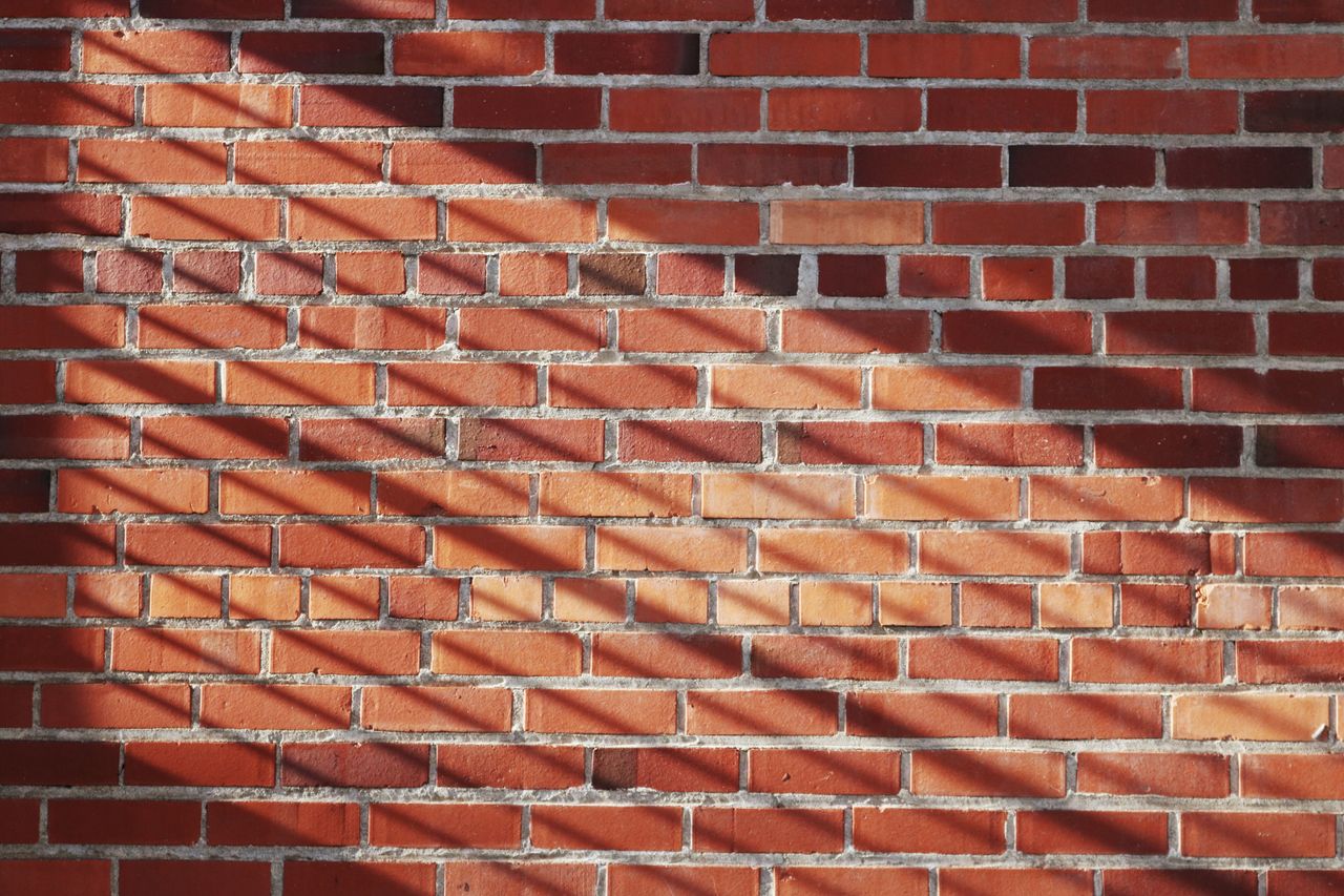 Beton komórkowy czy pustak ceramiczny – co wybrać na ściany nośne domu jednorodzinnego?