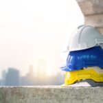 Pracownik budowlany w kasku i kamizelce odblaskowej przestrzegający zasad BHP